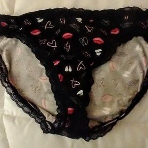 VICTORIA'S SECRET NEW -W/O TAGS BLACK HEART/LIP PATTERN HIGH LEG BRIEF - SIZE S
